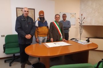 Giovedì 7 novembre il sig. SINGH GURNAM ha prestato giuramento nelle mani del Sindaco, alla presenza del Vicesindaco e dell'Ufficiale di Stato Civile delegato, a completamento dell'iter per l'ottenimento della cittadinanza italiana.