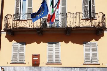 GIOVEDì 18 MARZO alle ore 11 i Sindaci, indossando la fascia tricolore, osservano un minuto di silenzio davanti al Municipio, al cospetto della bandiera italiana esposta a mezz'asta, per onorare la memoria delle VITTIME della PANDEMIA
